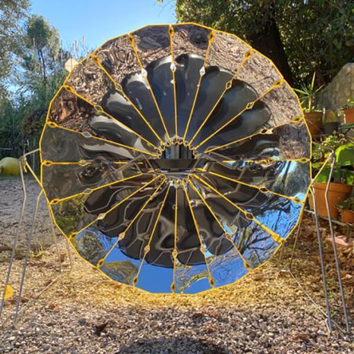 Barbecue solaire SUNGLOBE® face jardin