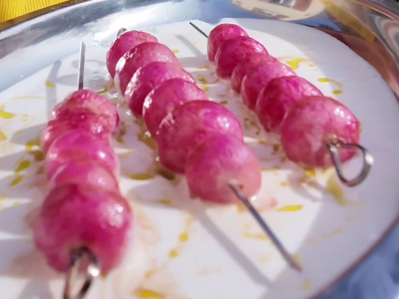 Recette de brochettes de radis avec le four solaire Sungood XL par Sarah Lenormand